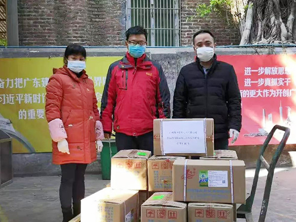 抗疫工作人员向广州精博公司表示感谢